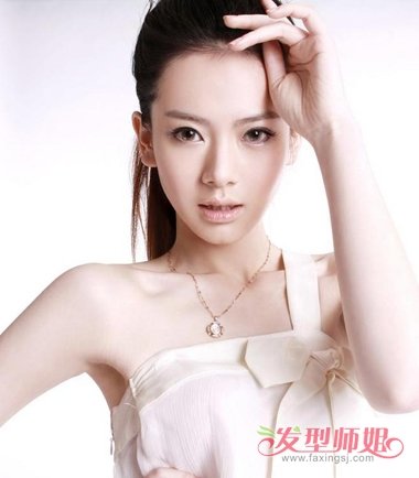 露额头马尾辫的扎法图解 怎样露额头扎马尾