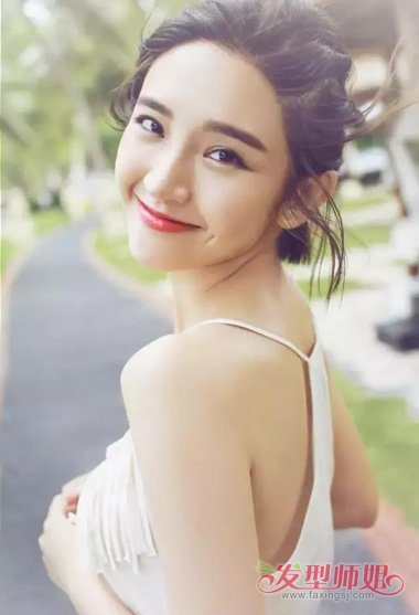 怎么织一边头发小辫子 一侧头发梳上去还编的小辫子