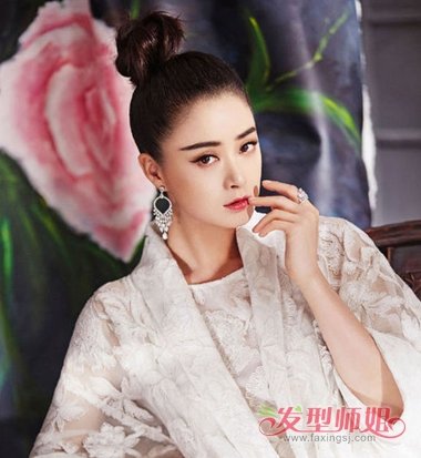 蒋欣开启女神&女神经切换模式 变瘦的蒋欣超喜欢扎发发型