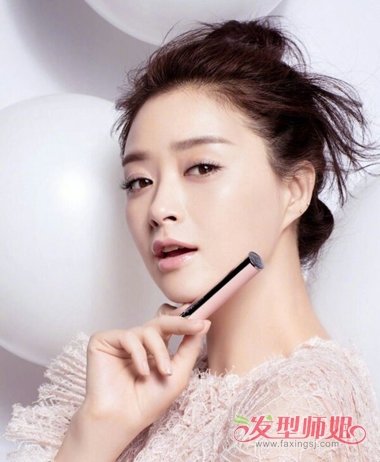 蒋欣开启女神&女神经切换模式 变瘦的蒋欣超喜欢扎发发型