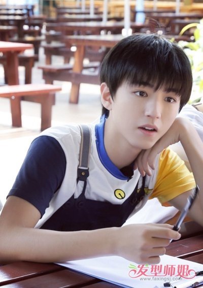 男生刘海短发发型tfboys的发型很多都是适合青少年的,看这款碎发刘海