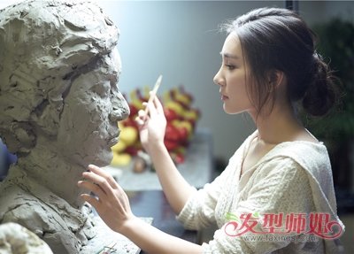 蓉卓生日写真轻倚大提琴 侧扎麻花辫变身小精灵