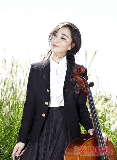 蓉卓生日写真轻倚大提琴 侧扎麻花辫变身小精灵