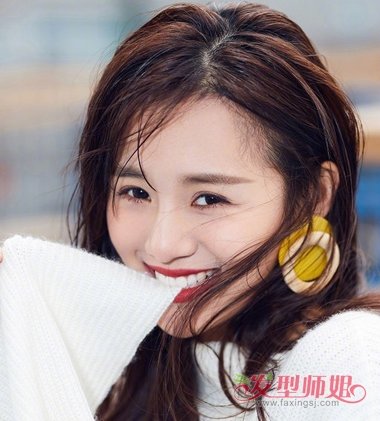 “糖宝”安悦溪变身摩登少女 百变长发发型玩不停