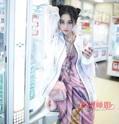 张馨予变身复古女郎 烈焰红唇+盘发演绎别样美