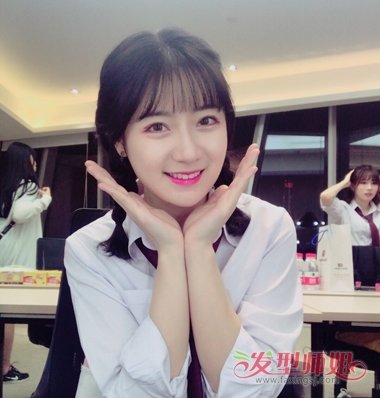 李宇琪温馨提醒天气转凉记得穿秋裤 李宇琪空气刘海发型萌萌哒