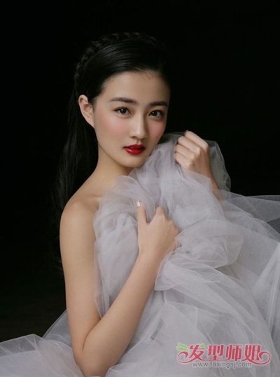 徐璐亮相维密大秀 一字肩搭低马尾高颜值的她还有迷人蝴蝶骨