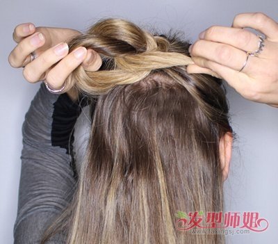 冲天半丸子头的扎法 半丸子头扎法教程