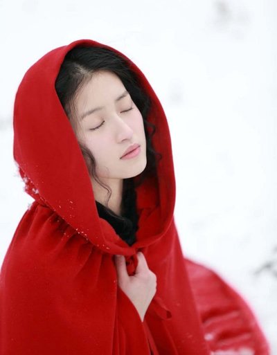 红衣映雪黑发撩人 冬天红衣搭怎样的黑发最美？