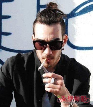 潮男大背头扎辫子发型 男士背头扎辫子叫什么发型