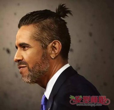 潮男大背头扎辫子发型 男士背头扎辫子叫什么发型