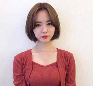 中分短发这样梳才时尚漂亮 2018女生中分短发发型不止能修颜