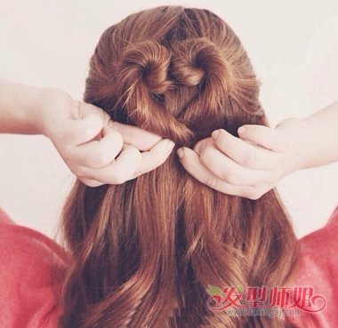 心形半丸子头怎么编 流行的女生扎发