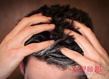 男生约会要迟到快速抓这个发型 三分钟能抓好的男生油头发型