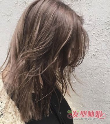 白皮肤女孩挑染发颜色不求显白有底蕴深峰蜜茶色就是最爱 发型师姐 白皮肤女孩挑染发颜色不求显白有底蕴深峰蜜茶色就是最爱 发型师姐