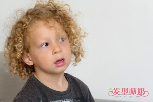 2019最潮男童剃个性卷发发型 男孩剪欧风短发需要注意的问题