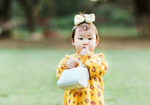 三岁女宝宝太短怎么扎漂亮 短发小女孩梳羊角辫俏皮烂漫超吸睛