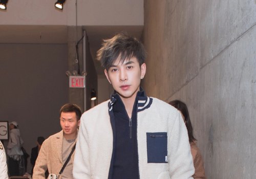 头发多且自然卷的男生去美发店做离子烫发型 秒变清新文艺型男