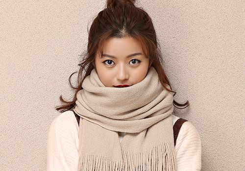 学会梳中分齐肩发方法妥妥度过大风季 深秋戴围巾发型舍齐肩发还剩谁