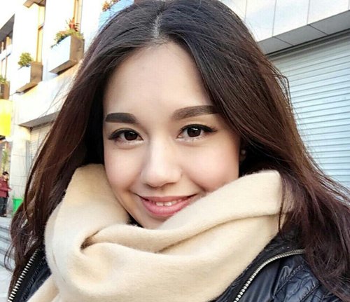 学会梳中分齐肩发方法妥妥度过大风季 深秋戴围巾发型舍齐肩发还剩谁