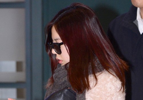 学会梳中分齐肩发方法妥妥度过大风季 深秋戴围巾发型舍齐肩发还剩谁