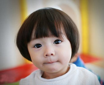 答案毫无疑问就是蘑菇头,俏皮的蘑菇头能将小女孩的天真烂漫完美的