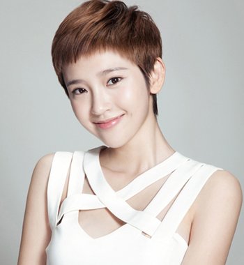 从长发变成了超短非主流中性发型发型,将头发剪成超短长度