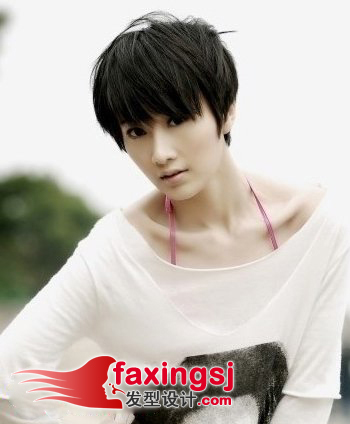 尖尖的瓜子脸素雅短发