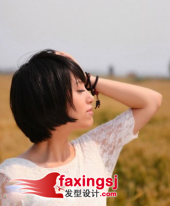 尖尖的瓜子脸素雅短发