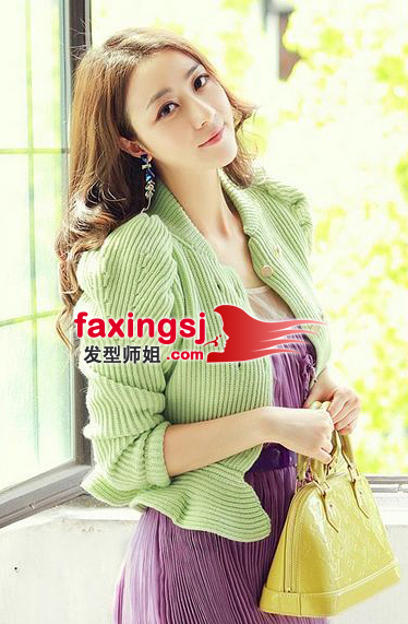 绽放妩媚的中分长卷发 瓜子脸女生长卷发设计