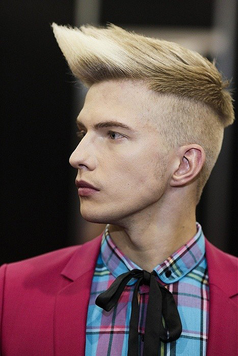 男生飞机头发型 多变立体感展现不同风格