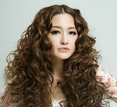 今天小编就像大家推荐几款中长发螺旋桨卷发发型,妩