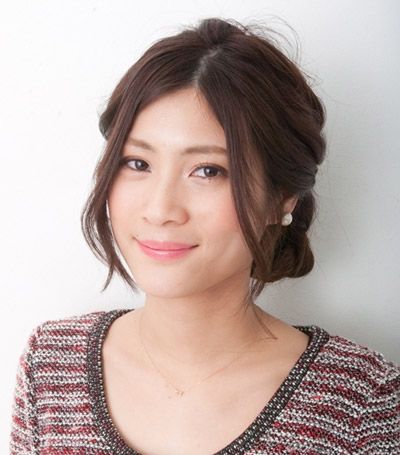 50岁的女性比较适合低扎优雅花苞头发型,50岁女人梳的花苞头步骤图解