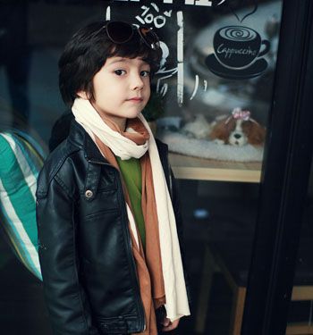 韩式可爱波波头发型,在今年融入到了小男童的发型中了呢,梳理着中长发