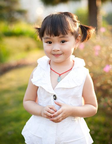 小女孩简单大方短头发发型的扎法