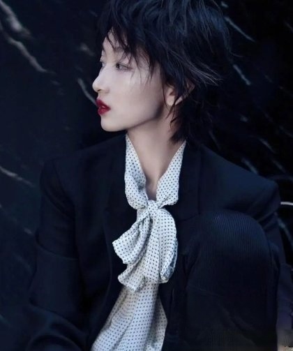 周冬雨短发发型LOOK 尽显鬼马机灵少女力满满_最新流行发型设计发型图片与美发造型门户网