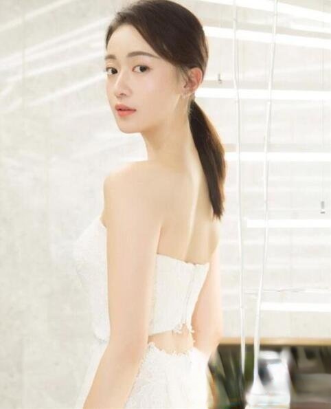 吴谨言发型叫什么 百变扎发少女感满满