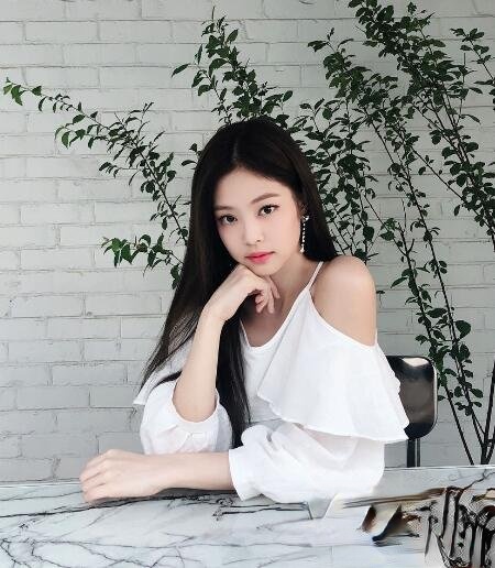 Jennie发型叫什么 直发卷发皆优雅迷人