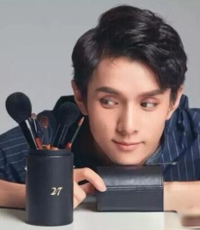 李佳琦发型盘点 简约时尚很有范