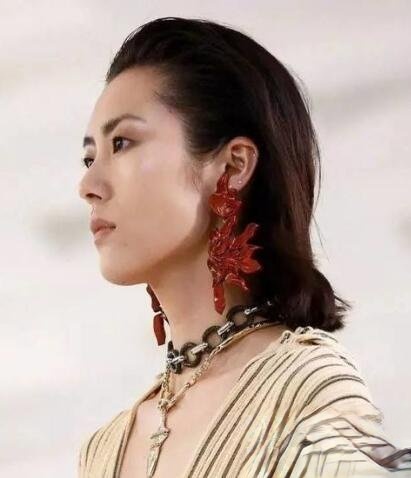 刘雯发型叫什么 长短不一气质不同_最新流行发型设计发型图片与美发造型门户网