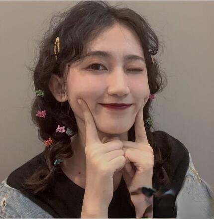 发型和发饰怎样搭配好看 get泫雅同款发夹变妙龄少女