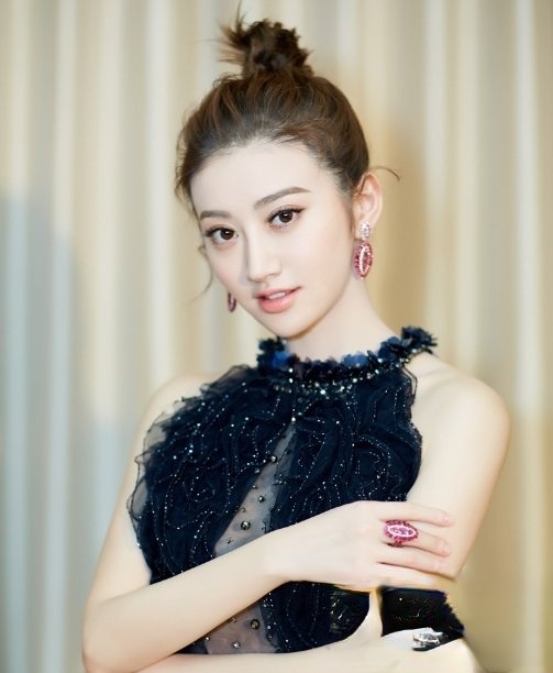女明星丸子头怎么扎 女神级丸子头塑造时尚感_最新流行发型设计发型图片与美发造型门户网