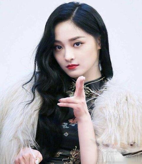 周洁琼发型叫什么 烫卷发显脸小变仙女_最新流行发型设计发型图片与美发造型门户网