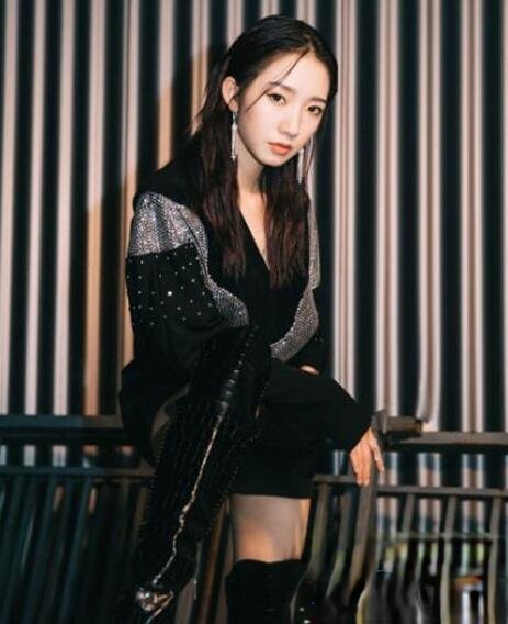 孟美岐发型叫什么 时尚卷发散发女人味