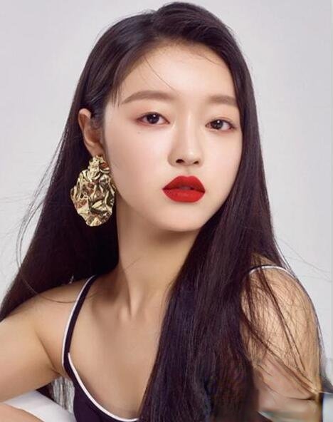 韩国组合成员YooA长发发型 清新显嫩圆脸女生必备款