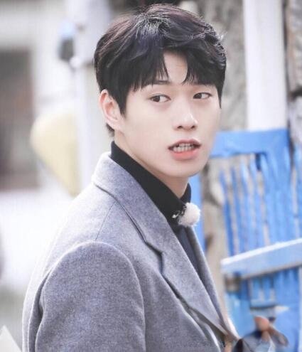 魏大勋发型叫什么 时尚短发简约显男人味