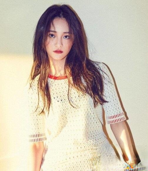 周洁琼发型叫什么 烫卷发显脸小变仙女_最新流行发型设计发型图片与美发造型门户网