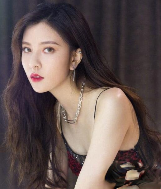 宋妍霏发型叫什么 烫时尚卷发做魅力女神