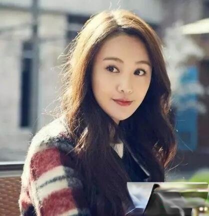 郑爽长发发型叫什么 温柔减龄打造美少女