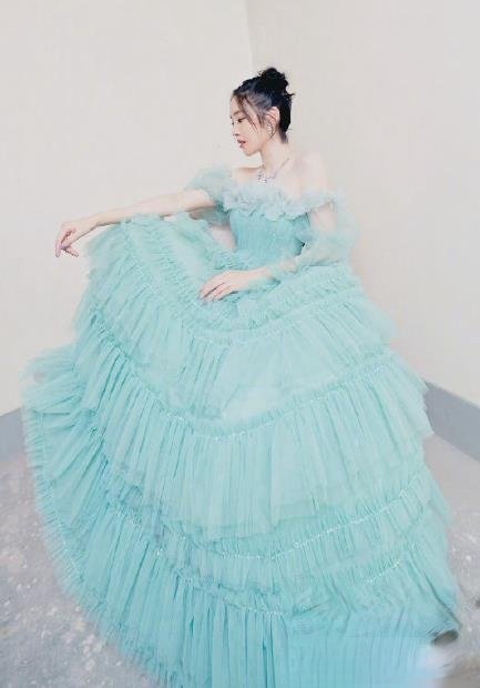 唐艺昕绿野仙踪长裙 优雅甜美仙气十足_最新流行发型设计发型图片与美发造型门户网